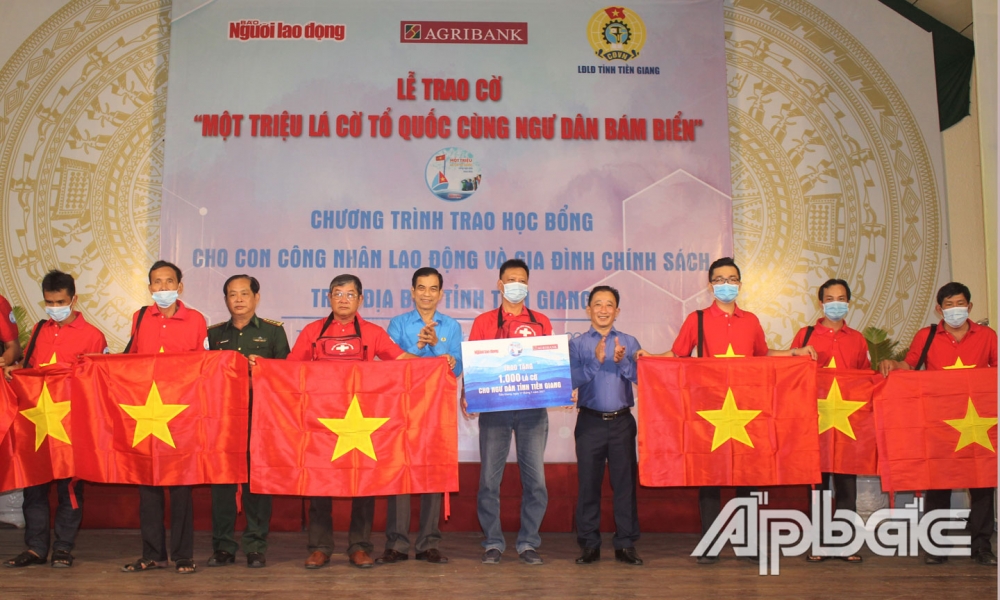 Tiền Giang: Trao 1.000 lá cờ Tổ quốc tiếp động lực cho ngư dân bám biển