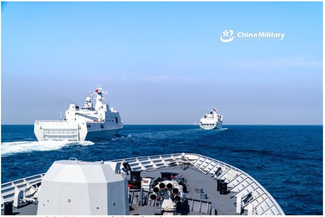 Các tàu hải quân thuộc đội khu trục hạm thuộc Chiến khu Nam bộ lập đội hình trong cuộc diễn tập ở Biển Đông ngày 14.1  CHỤP MÀN HÌNH CHINAMIL