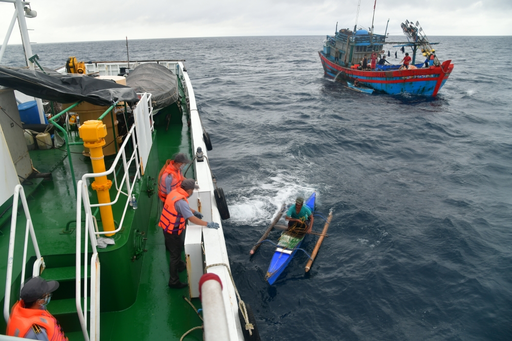 Tàu KN 472 tiếp cận tàu cá QNg 97079 TS để tiếp nhận 4 ngư dân gặp nạn
