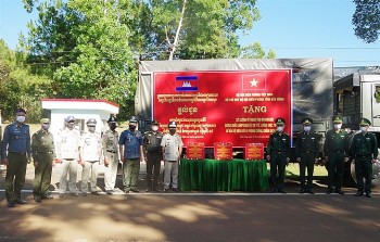 Hỗ trợ lương thực, vật tư y tế cho lực lượng vũ trang tỉnh biên giới Mondulkiri (Campuchia) Hỗ trợ lương thực, vật tư y tế cho lực lượng vũ trang tỉnh biên giới Mondulkiri (Campuchia)