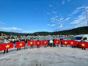 Tặng 7.000 lá cờ Tổ quốc cho ngư dân đảo Thổ Chu