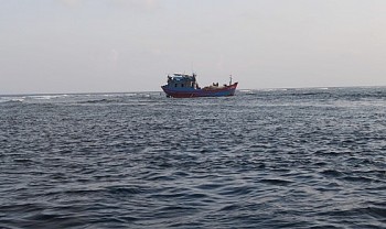 Cứu nạn thành công tàu cá Quảng Ngãi bị mắc cạn ở Trường Sa