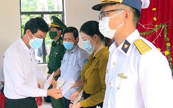 Chúc Tết và tặng quà cán bộ, chiến sĩ và nhân dân các đảo Tây Nam Chúc Tết và tặng quà cán bộ, chiến sĩ và nhân dân các đảo Tây Nam