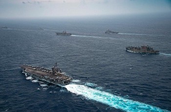 Hình ảnh tàu sân bay và tàu tấn công đổ bộ của Mỹ diễn tập trên Biển Đông
