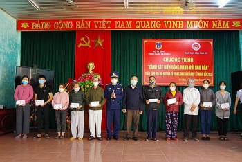Tặng quà cho ngư dân có hoàn cảnh khó khăn dịp Tết Nhâm Dần 2022 Tặng quà cho ngư dân có hoàn cảnh khó khăn dịp Tết Nhâm Dần 2022