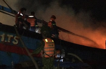 Tàu cá của ngư dân ở Bình Định bất ngờ bốc cháy trong đêm