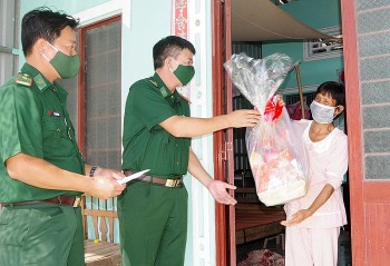Tặng nhà, tặng học bổng cho người nghèo, dân tộc thiểu số vùng biên giới biển Sóc Trăng Tặng nhà, tặng học bổng cho người nghèo, dân tộc thiểu số vùng biên giới biển Sóc Trăng