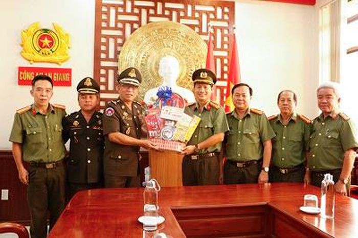 Tỉnh Pray Veng, Bộ Tư lệnh Cảnh vệ Quân đội Hoàng gia Campuchia thăm, chúc Tết tỉnh Tây Ninh, An Giang
