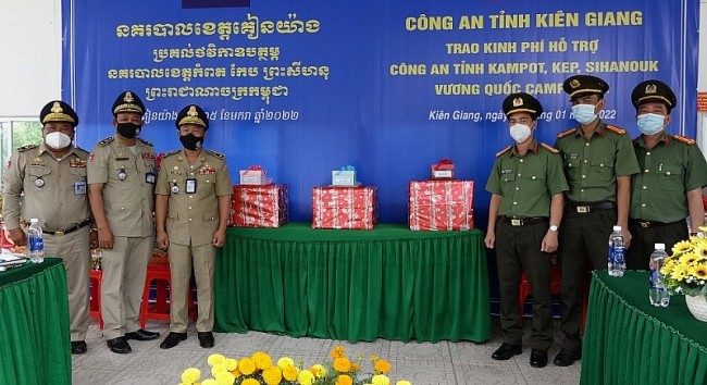 Kiên Giang trao kinh phí hỗ trợ 3 tỉnh biên giới Campuchia