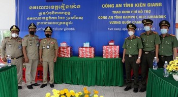 Kiên Giang trao kinh phí hỗ trợ 3 tỉnh biên giới Campuchia Kiên Giang trao kinh phí hỗ trợ 3 tỉnh biên giới Campuchia
