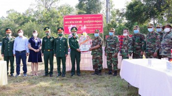 Tiểu khu Quân sự tỉnh Rattanakiri (Campuchia) chúc Tết tỉnh Kon Tum