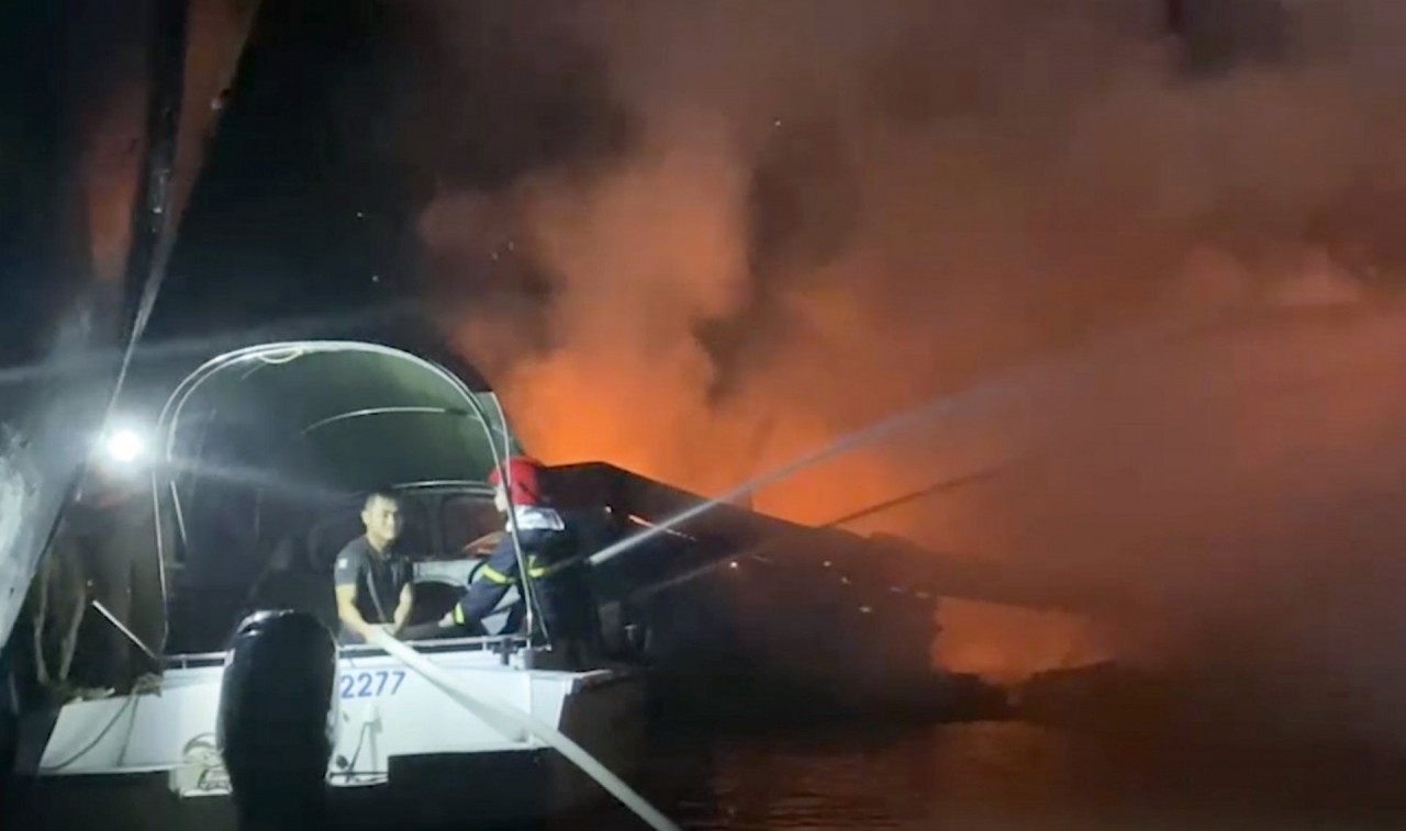 4 tàu cá của ngư dân Quảng Ngãi bốc cháy thiệt hại hàng tỷ đồng