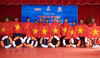 Trao tặng 10 ngàn lá cờ Tổ quốc cho ngư dân Ninh Thuận