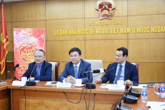 Những khởi sắc trong công tác người Việt
