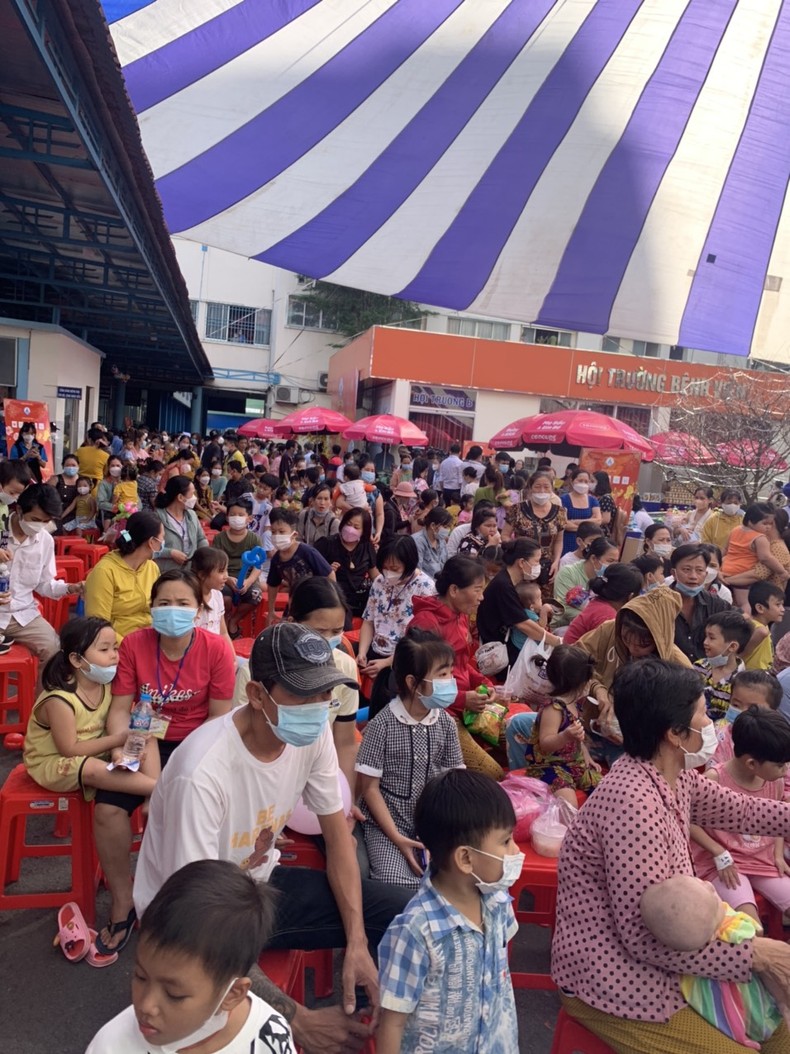 Những phiên chợ nghĩa tình tại các bệnh viện Thành phố Hồ Chí Minh ảnh 1