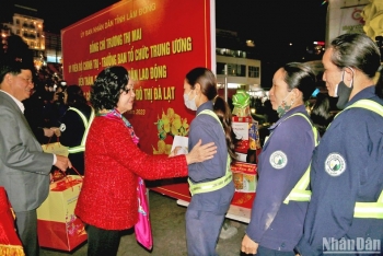 Đồng chí Trương Thị Mai trao quà Tết tặng người lao động trong đêm giao thừa tại Đà Lạt