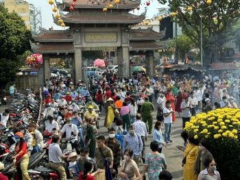 Người dân đi lễ chùa cầu bình an trong ngày mùng 1 Tết