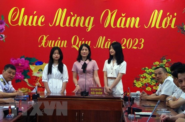 Bộ Tư lệnh Vùng 2 Hải quân chúc Tết các đơn vị trực trên biển