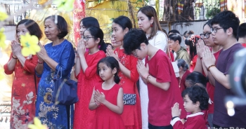 Người Việt tại Lào đi lễ chùa ngày đầu năm mới