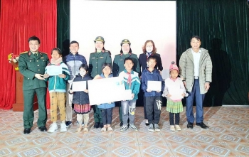 mang tet den voi ho ngheo noi bien gioi
