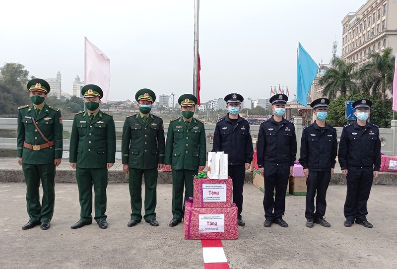 Đại diện Đồn Biên phòng Cửa khẩu Quốc tế Móng Cái đã trao tặng 200 chiếc bánh chưng và 5 thùng cà phê cho các lực lượng chức năng bảo vệ biên giới Trung Quốc.