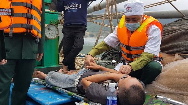 Ngư dân trên tàu cá bị cháy kiệt sức, được bác sĩ quân y Đồn Biên phòng Cửa Sót cấp cứu ẢNH TÂN KỲ