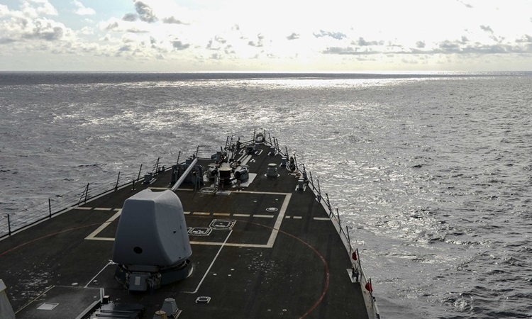 Tàu khu trục tên lửa dẫn đường USS Russell tiến hành hoạt động thường lệ gần quần đảo Trường Sa của Việt Nam hôm nay. Ảnh: Navy.