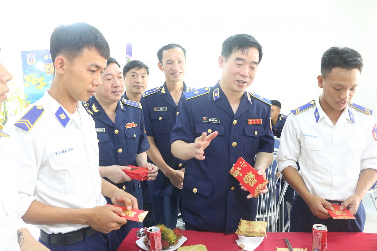 Thiếu tướng Bùi Quốc Oai - Chính ủy Cảnh sát biển tham dự liên hoan đầu năm và mừng tuổi cán bộ, chiến sĩ BTL Vùng Cảnh sát biển 4