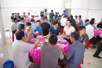 Ăn sáng cùng ngư dân để tuyên truyền bảo vệ chủ quyền biển, đảo Tổ quốc