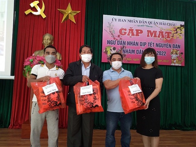 Tặng quà, động viên ngư dân tiếp tục vươn khơi bám biển bảo vệ chủ quyền đất nước