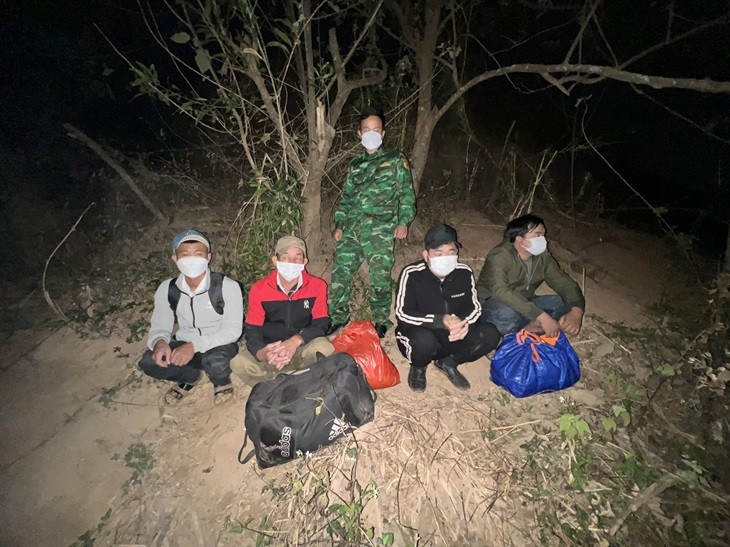 Giải cứu 5 phụ nữ, 1 cháu bé bị mắc kẹt trên vách đá khi nhập cảnh trái phép từ Trung Quốc về Việt Nam