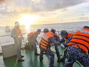 Cứu thành công tàu cá Bình Thuận bị hỏng máy tại Trường Sa