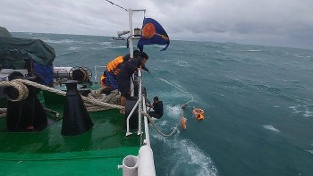 Vượt sóng to, gió lớn ứng cứu thành công 9 ngư dân đảo Lý Sơn bị rơi xuống biển