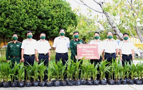 Tặng 2.000 cây dừa xiêm giống cho Trường Sa