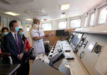 Sĩ quan trẻ hải quân Việt Nam giao lưu trên tàu buồm Hải quân Ấn Độ