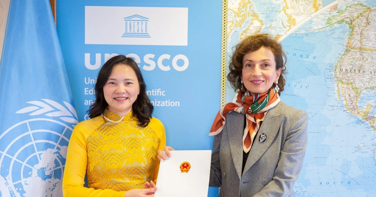 Đại sứ Nguyễn Thị Vân Anh trình Thư Ủy nhiệm lên Tổng Giám đốc UNESCO