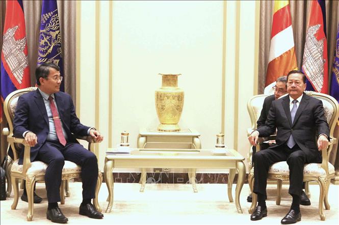 Phó Thủ tướng Campuchia Neth Savoeun (phải) tiếp Ủy viên Trung ương Đảng, Thứ trưởng Thường trực Bộ Ngoại giao Việt Nam Nguyễn Minh Vũ. Ảnh: Hoàng Minh/TTXVN