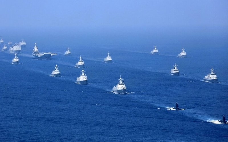 Một tàu sân bay cùng các tàu khu trục nhỏ và tàu ngầm của hải quân Trung Quốc ở Biển Đông hồi năm 2020. (Nguồn: AP)