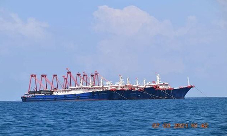 Tàu quân sự Trung Quốc neo đậu tại rạn san hô Whitsun ở Biển Đông hôm 7/3. Ảnh: Reuters.