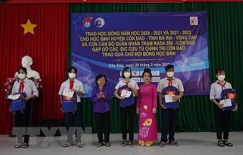 Trao 60 suất học bổng cho học sinh vượt khó học giỏi tại Côn Đảo