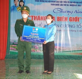 tang qua cho ba con bien cuong to quoc