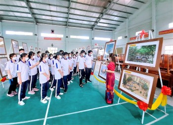 Trưng bày hình ảnh “Hoàng Sa, Trường Sa của Việt Nam” Trưng bày hình ảnh “Hoàng Sa, Trường Sa của Việt Nam”