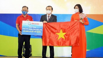 Tặng 20.000 lá cờ Tổ quốc cho ngư dân Bạc Liêu