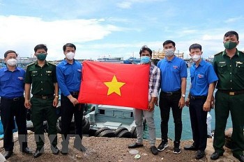 Tặng 200 lá cờ Tổ quốc cho các ngư dân tại huyện đảo Phú Quý