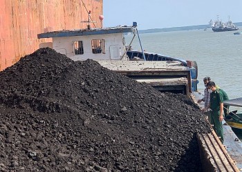 TP.HCM bắt giữ tàu nước ngoài sang mạn 900 tấn than không rõ nguồn gốc