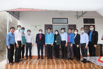 Trao tặng ngôi nhà 'Khăn quàng đỏ' và cờ tổ quốc cho ngư dân Trao tặng ngôi nhà 'Khăn quàng đỏ' và cờ tổ quốc cho ngư dân