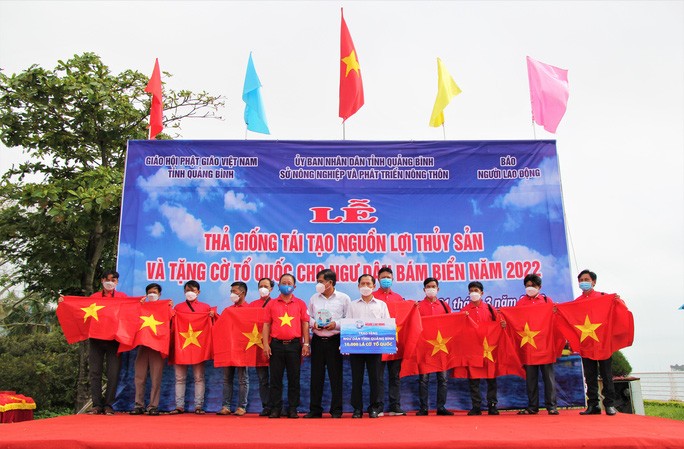 Tặng 15.000 lá cờ Tổ quốc cho ngư dân Quảng Bình, Quảng Ngãi vươn khơi, bám biển