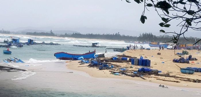 Nỗ lực ứng cứu, hỗ trợ tàu cá của ngư dân Phú Yên bị thiên tai