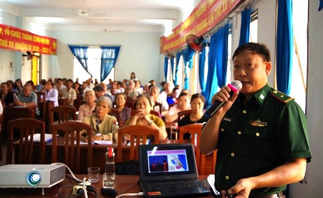 Báo cáo viên BĐBP tuyên truyền kiến thức biển, đảo cho ngư dân. Ảnh: Thanh Bình