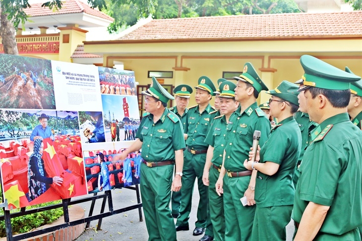 Lãnh đạo Bộ Tư lệnh, Cục Chính trị BĐBP dự khai mạc trưng bày ảnh “Tự hào một dải biên cương”. Ảnh: TTH